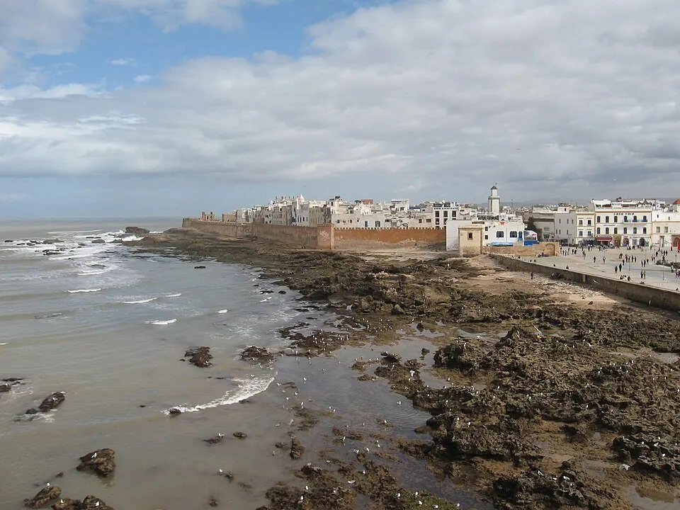 Les remparts d’Essaouira face à l’océan