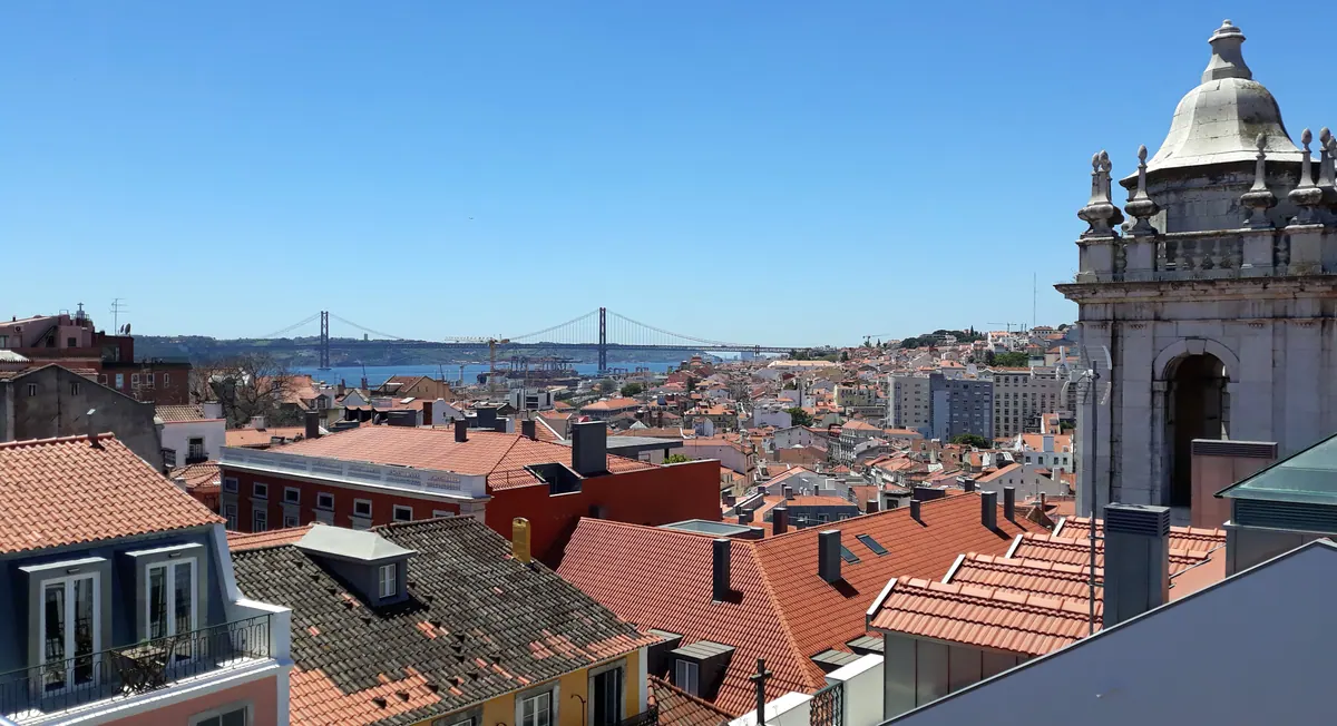 Toits de Lisbonne et panorama sur le Tage