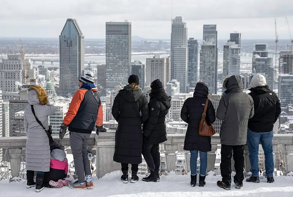 Visiteurs au belvédère Kondiaronk avec Montréal en arrière-plan