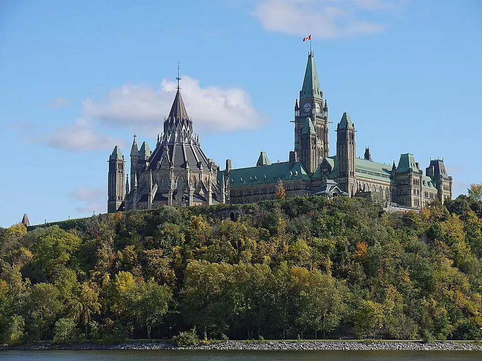 La colline du Parlement d’Ottawa vue depuis la rivière