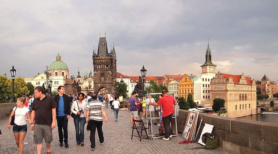 Le pont Charles et les quais de Prague