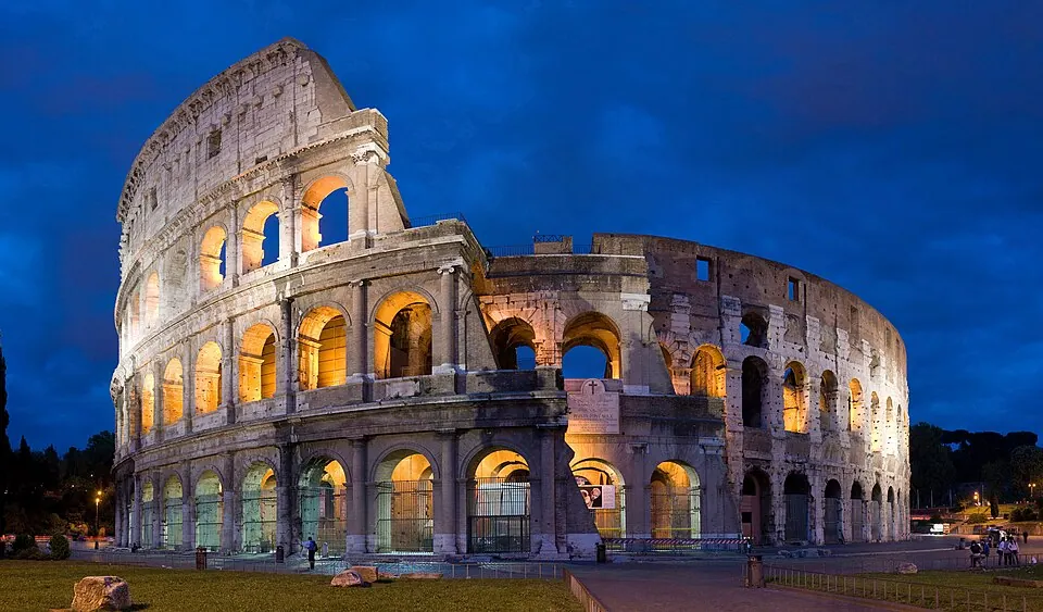 Le Colisée de Rome éclairé en soirée