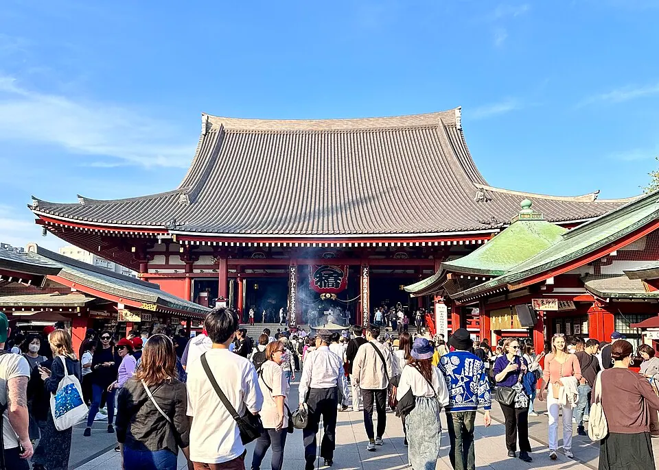 Le temple Sensō-ji et ses visiteurs à Asakusa, Tokyo