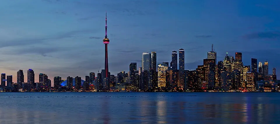 Panorama de Toronto et tour CN au coucher du soleil
