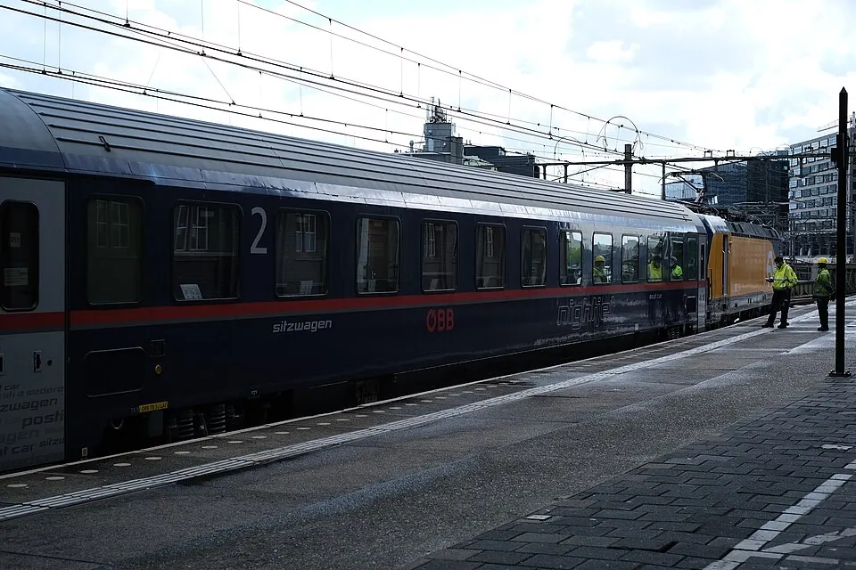 Un train Nightjet à quai