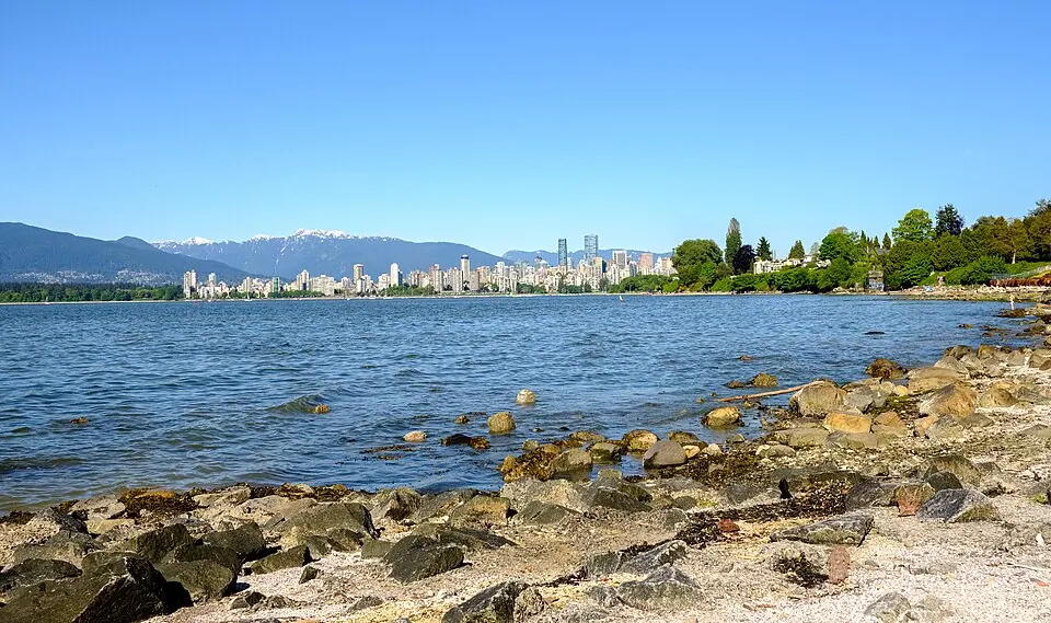 Vancouver vue depuis un rivage de la baie