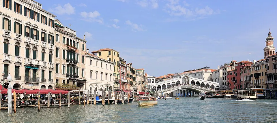 Le Grand Canal et le pont du Rialto à Venise