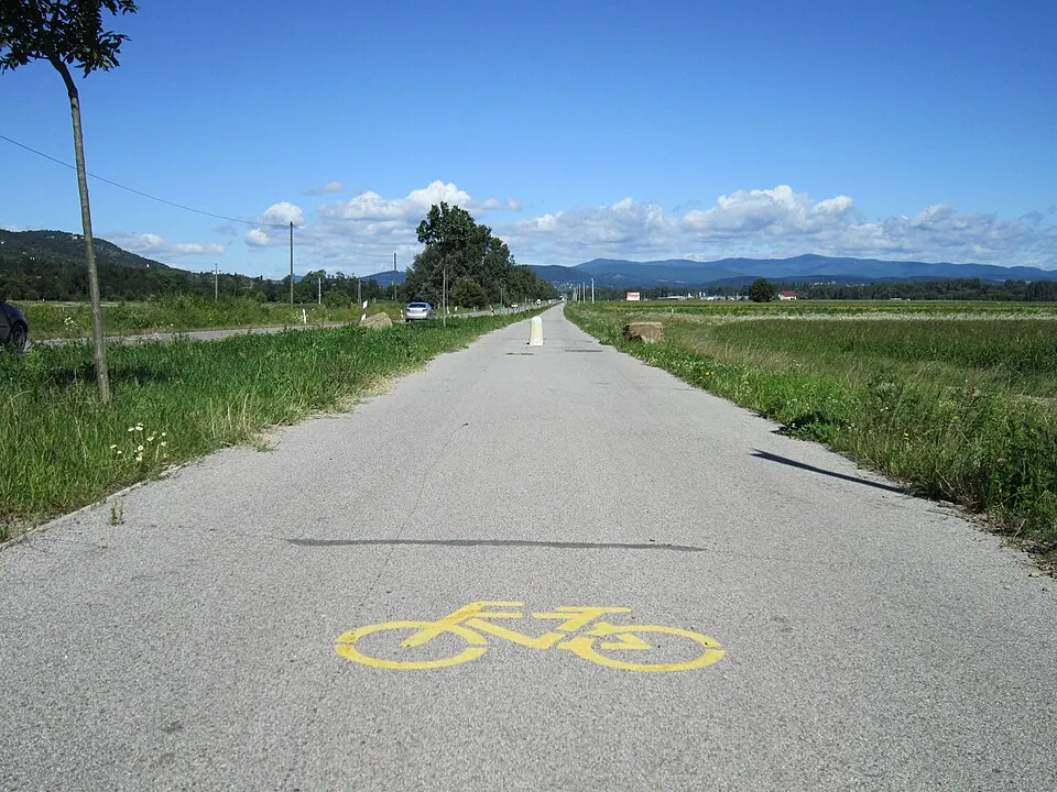 Piste cyclable à Dunabogdány en Hongrie